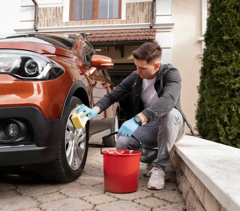 Lavage auto à domicile Ancizan : professionnel intervenant sur un véhicule